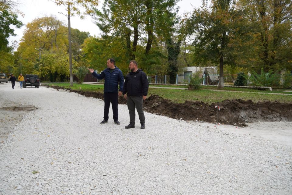 Компания «СТГ-Юг» приступила к ремонту ул. Энгельса. Многие годы керчане поднимали вопрос обустройства дороги, проходящей вдоль жилых домов и детского сада №52 «Жемчужинка» Компания «СТГ-Юг» приступила к ремонту ул. Энгельса. Многие годы керчане поднимали вопрос обустройства дороги, проходящей вдоль жилых домов и детского сада №52 «Жемчужинка»