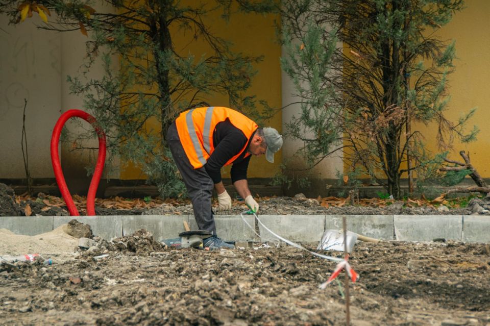 В Симферополе продолжаются работы по благоустройству двух знаковых общественных территорий — сквера Победы и сквера Республики В Симферополе продолжаются работы по благоустройству двух знаковых общественных территорий — сквера Победы и сквера Республики