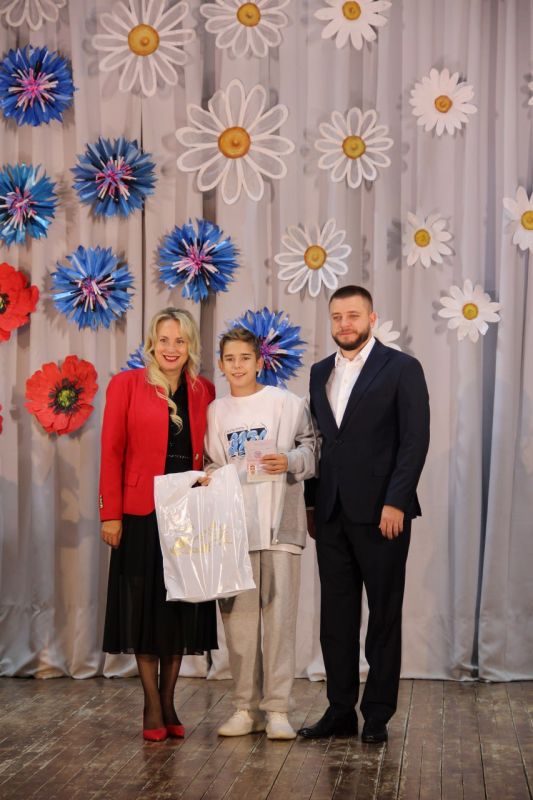 В судакском городском ДК «Долина Роз» прошёл торжественный концерт "Единая Россия - единая семья" В судакском городском ДК «Долина Роз» прошёл торжественный концерт "Единая Россия - единая семья"