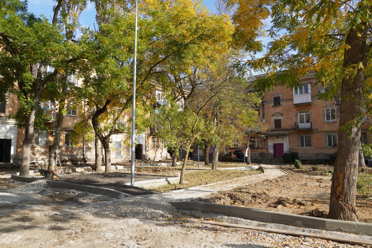 Глава администрации Керчи Олег Каторгин проинспектировал придомовую территорию по ул. Петра Дейкало, 6/1, ул. Архитектурной, 5/2, Бульваре Пионеров, 2/5, где ведется комплексное благоустройство Глава администрации Керчи Олег Каторгин проинспектировал придомовую территорию по ул. Петра Дейкало, 6/1, ул. Архитектурной, 5/2, Бульваре Пионеров, 2/5, где ведется комплексное благоустройство