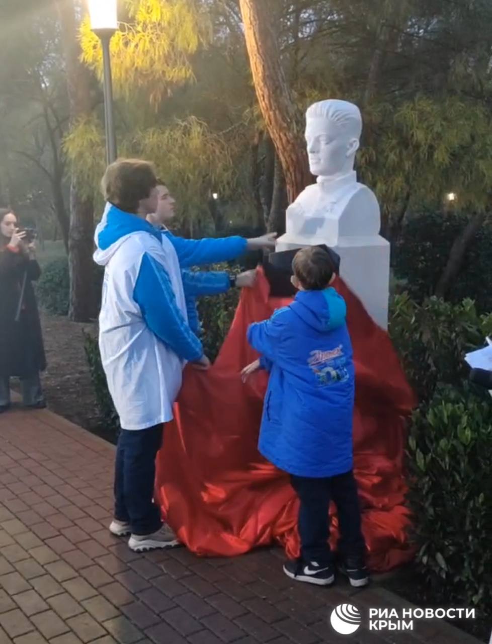 Кадры с открытия бюста героя СВО Назара Енина в "Артеке" Кадры с открытия бюста героя СВО Назара Енина в "Артеке"