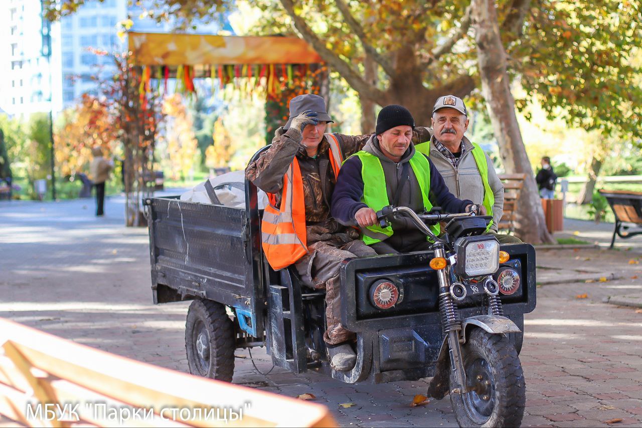 Зелёные уголки Симферополя: ежедневный уход и забота Зелёные уголки Симферополя: ежедневный уход и забота