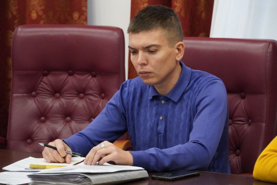 Глава администрации Керчи Олег Каторгин провел аппаратное совещание с заместителями, руководителями структурных подразделений администрации, на котором уделили внимание исполнительской дисциплине, обсудили выполнение... Глава администрации Керчи Олег Каторгин провел аппаратное совещание с заместителями, руководителями структурных подразделений администрации, на котором уделили внимание исполнительской дисциплине, обсудили выполнение...