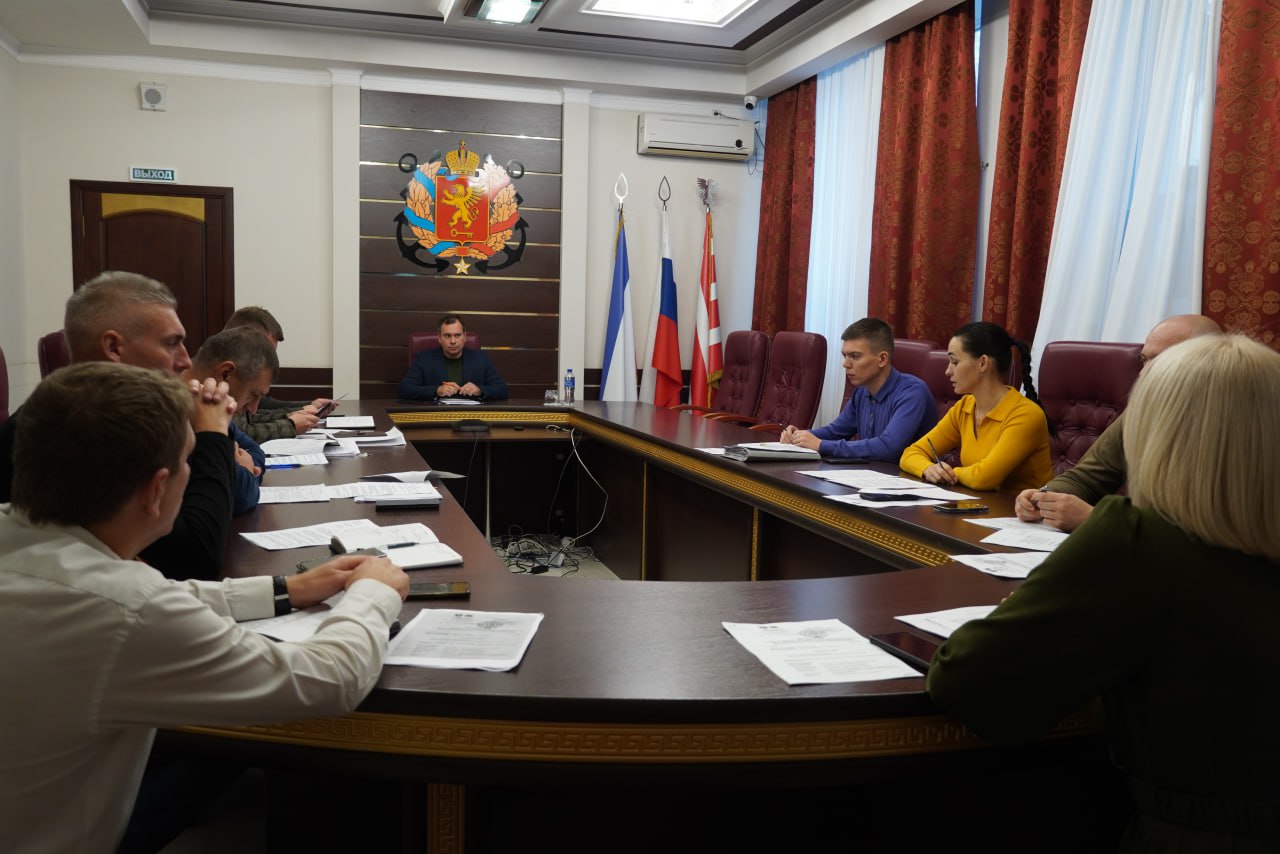 Глава администрации Керчи Олег Каторгин провел аппаратное совещание с заместителями, руководителями структурных подразделений администрации, на котором уделили внимание исполнительской дисциплине, обсудили выполнение...