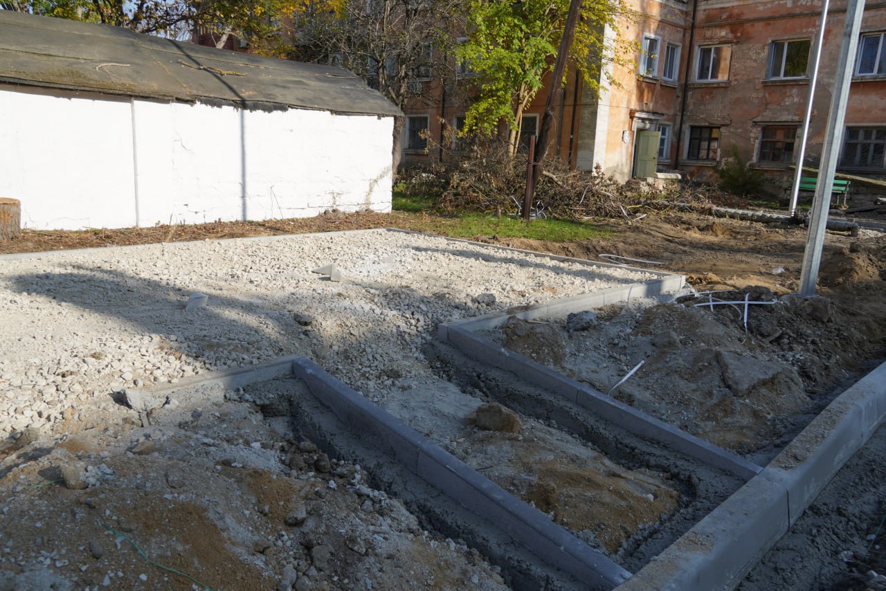 Глава администрации Керчи Олег Каторгин проинспектировал придомовую территорию по ул. Петра Дейкало, 6/1, ул. Архитектурной, 5/2, Бульваре Пионеров, 2/5, где ведется комплексное благоустройство Глава администрации Керчи Олег Каторгин проинспектировал придомовую территорию по ул. Петра Дейкало, 6/1, ул. Архитектурной, 5/2, Бульваре Пионеров, 2/5, где ведется комплексное благоустройство