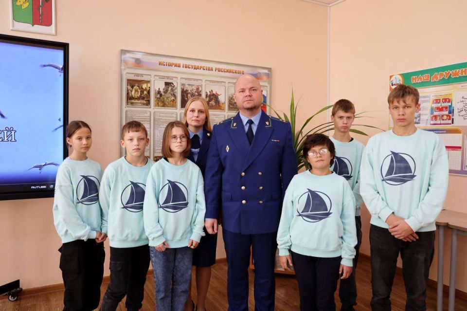 Работники прокуратуры посетили детский центр «Алые паруса»