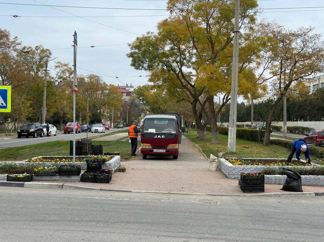 Александр Юрьев: Озеленители МУП «МО «Комбинат благоустройства» продолжают украшать город цветами, которые будут радовать нас до зимы и первыми взойдут на городских клубах следующей весной Александр Юрьев: Озеленители МУП «МО «Комбинат благоустройства» продолжают украшать город цветами, которые будут радовать нас до зимы и первыми взойдут на городских клубах следующей весной