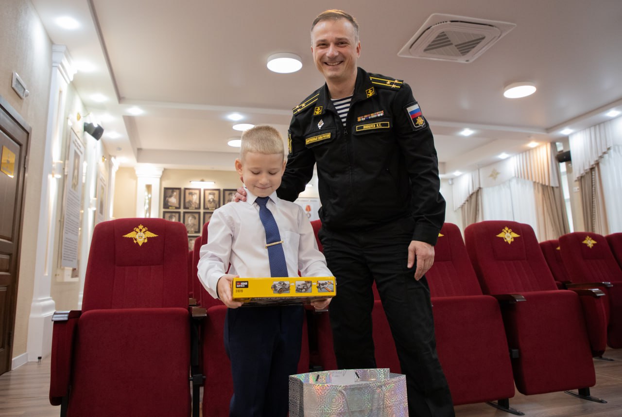 Начальник УМВД России по г. Севастополю генерал-майор полиции Сергей Сигунов вручил дипломы и подарки победителям регионального этапа детского конкурса «Мои родители работают в полиции» Начальник УМВД России по г. Севастополю генерал-майор полиции Сергей Сигунов вручил дипломы и подарки победителям регионального этапа детского конкурса «Мои родители работают в полиции»