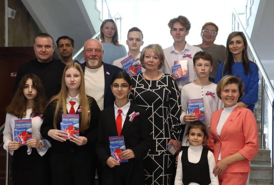 Юные керчане получили паспорта РФ в честь Дня народного единства Юные керчане получили паспорта РФ в честь Дня народного единства