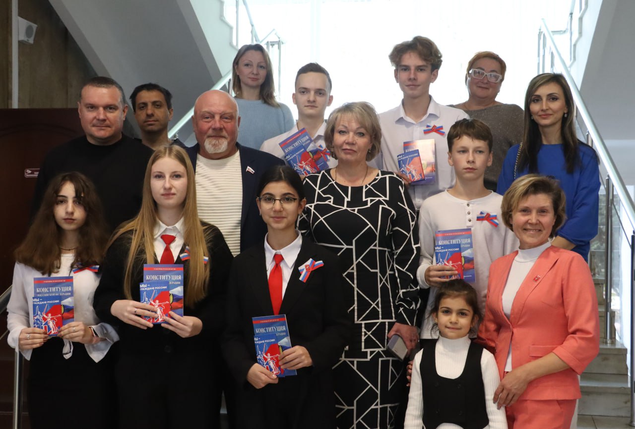 Юные керчане получили паспорта РФ в честь Дня народного единства Юные керчане получили паспорта РФ в честь Дня народного единства