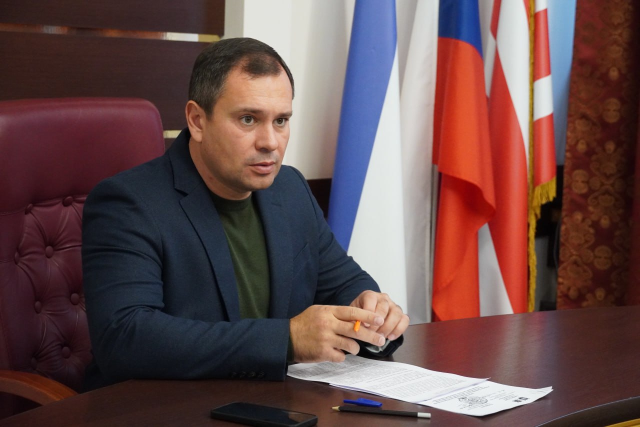 Глава администрации Керчи Олег Каторгин провел аппаратное совещание с заместителями, руководителями структурных подразделений администрации, на котором уделили внимание исполнительской дисциплине, обсудили выполнение... Глава администрации Керчи Олег Каторгин провел аппаратное совещание с заместителями, руководителями структурных подразделений администрации, на котором уделили внимание исполнительской дисциплине, обсудили выполнение...