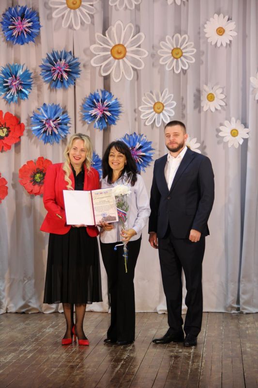 В судакском городском ДК «Долина Роз» прошёл торжественный концерт "Единая Россия - единая семья" В судакском городском ДК «Долина Роз» прошёл торжественный концерт "Единая Россия - единая семья"