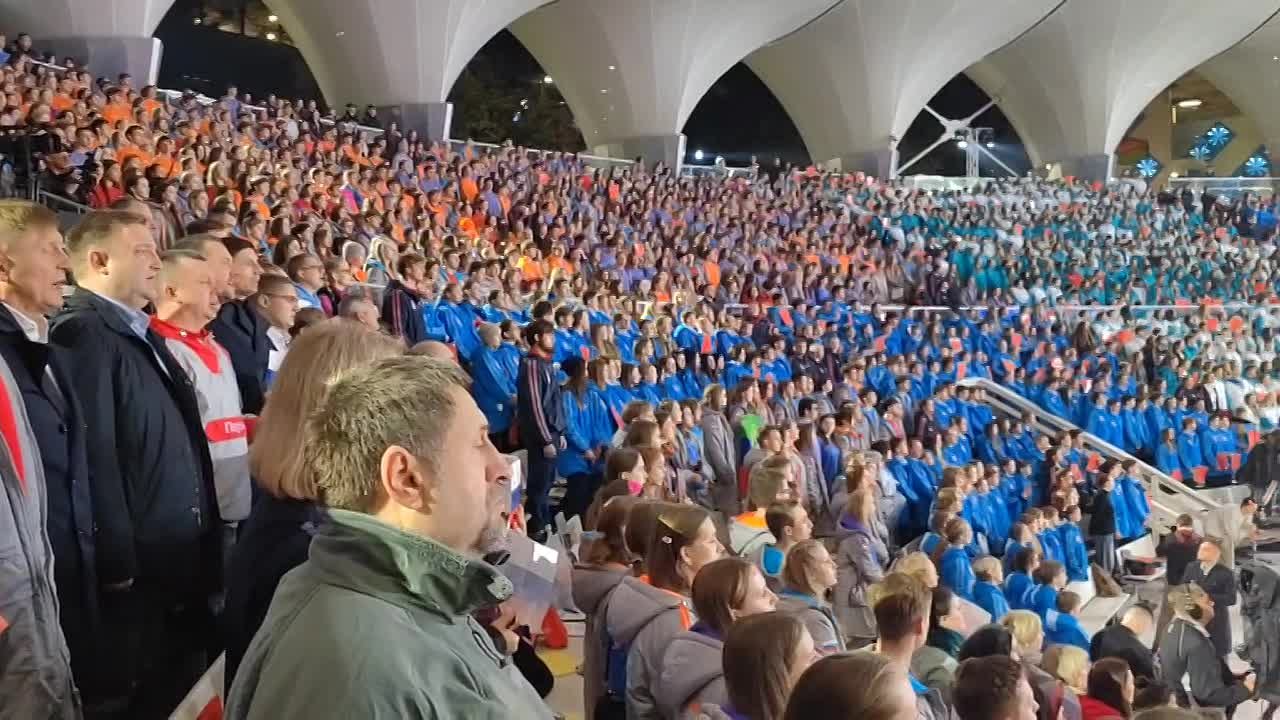 ГИМН РОССИЙСКОЙ ФЕДЕРАЦИИ. На церемонии закрытия финала «Большой Перемены» для школьников 8-10 классов звучит Гимн нашей страны в исполнении около 3200 ребят из 89 регионов России