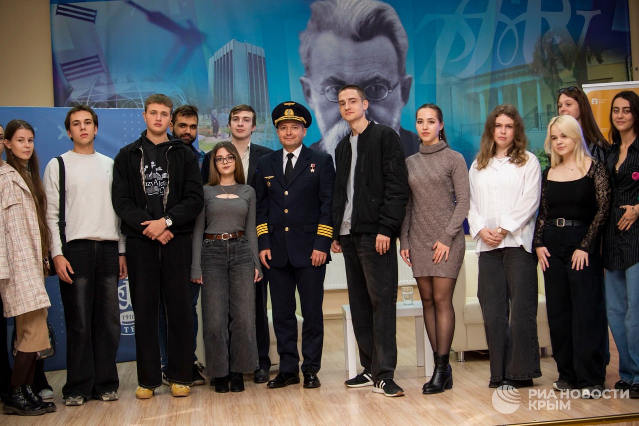 В КФУ имени Вернадского прошла встреча с Героем РФ Дамиром Юсуповым В КФУ имени Вернадского прошла встреча с Героем РФ Дамиром Юсуповым