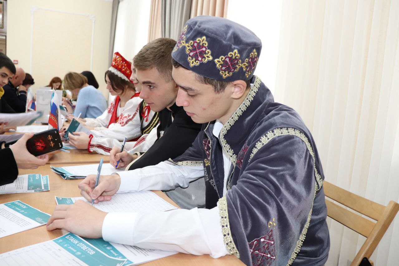 В Доме дружбы народов очно прошла международная просветительская акция «Большой этнографический диктант» В Доме дружбы народов очно прошла международная просветительская акция «Большой этнографический диктант»