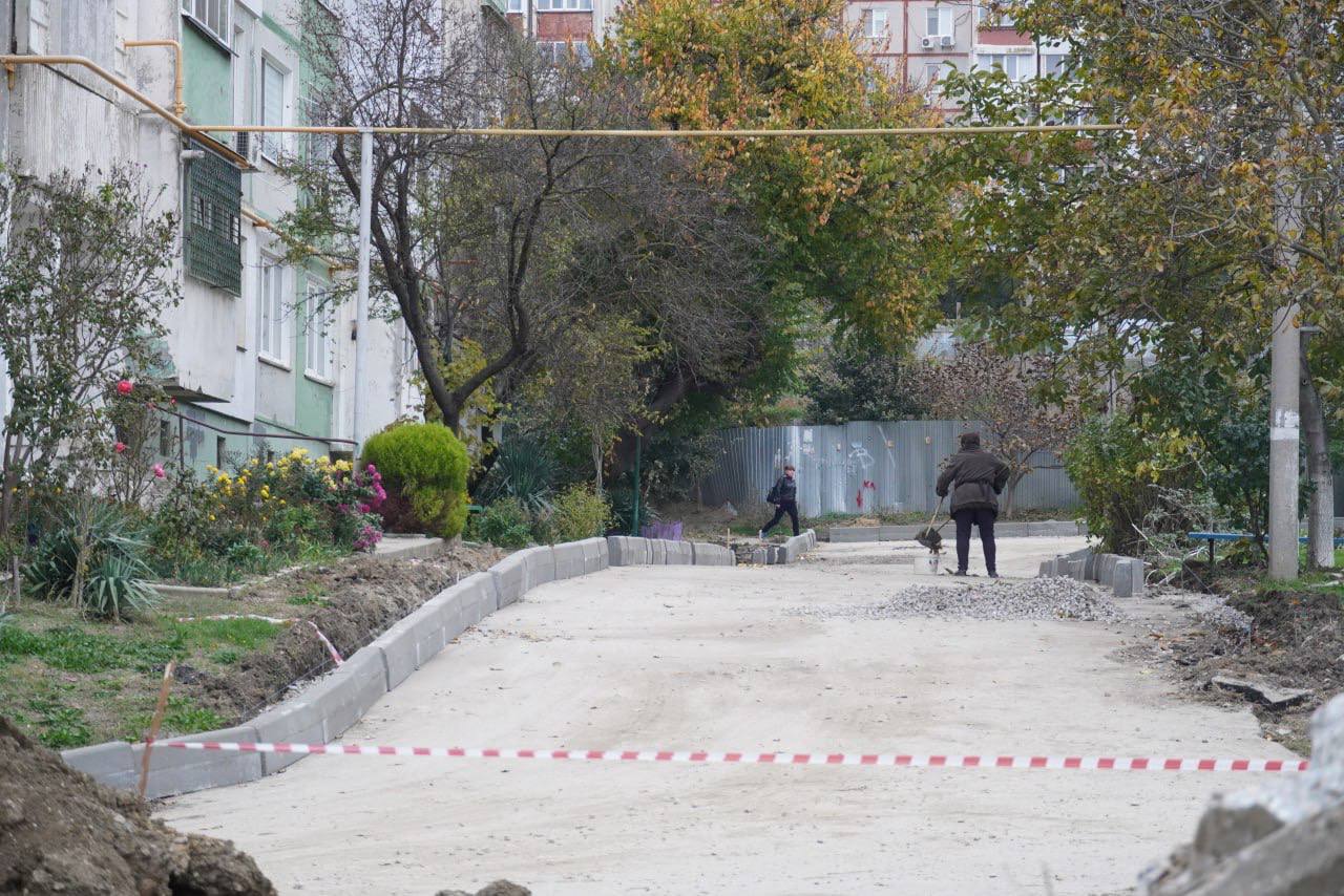 Глава администрации Керчи Олег Каторгин проинспектировал ход работ по благоустройству придомовых территорий на Индустриальном шоссе, 27, 23, 21, 21/1 Глава администрации Керчи Олег Каторгин проинспектировал ход работ по благоустройству придомовых территорий на Индустриальном шоссе, 27, 23, 21, 21/1