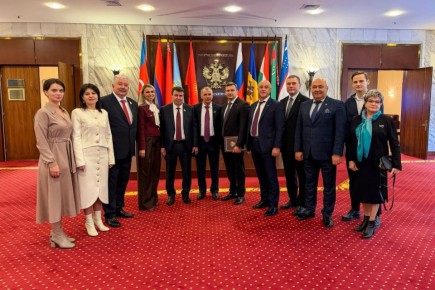 В Ялтинском международном форуме, который проходит в Москве, принимают участие сотни общественных и политических деятелей, журналистов и историков из России и более чем 40 стран мира