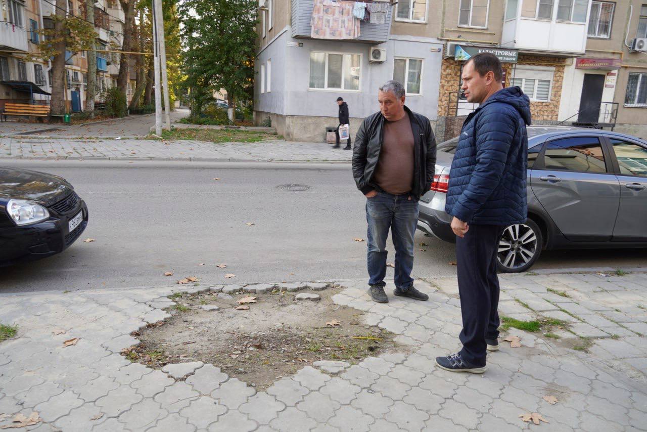 Глава администрации Керчи Олег Каторгин дал поручение специалистам Службы городского хозяйства провести временные восстановительные работы пешеходных зон вдоль улицы Шлагбаумской