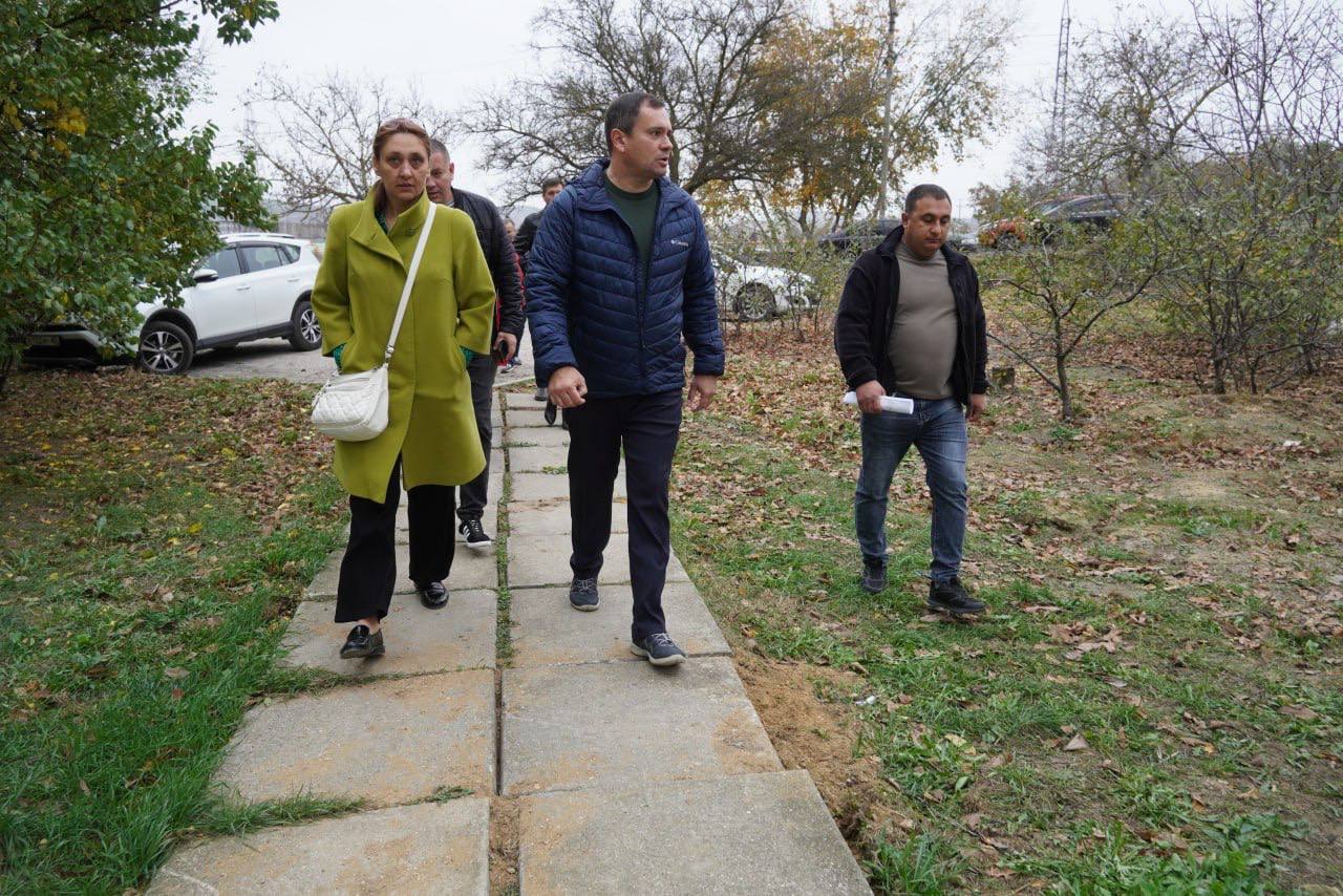 Глава администрации Керчи Олег Каторгин проинспектировал ход работ по благоустройству придомовых территорий на Индустриальном шоссе, 27, 23, 21, 21/1