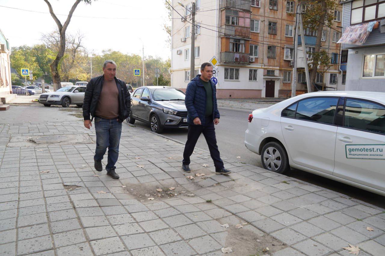 Глава администрации Керчи Олег Каторгин дал поручение специалистам Службы городского хозяйства провести временные восстановительные работы пешеходных зон вдоль улицы Шлагбаумской Глава администрации Керчи Олег Каторгин дал поручение специалистам Службы городского хозяйства провести временные восстановительные работы пешеходных зон вдоль улицы Шлагбаумской