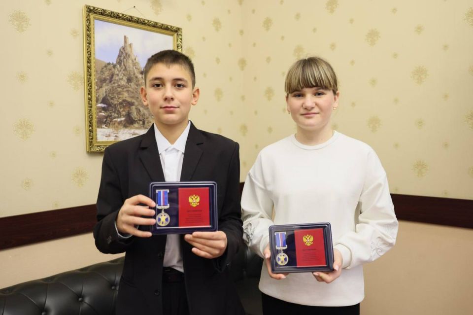 Крымские школьники удостоены медали Совета Федерации РФ «За проявленное мужество» Крымские школьники удостоены медали Совета Федерации РФ «За проявленное мужество»