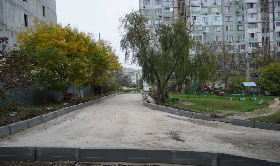 Глава администрации Керчи Олег Каторгин проинспектировал ход работ по благоустройству придомовых территорий на Индустриальном шоссе, 27, 23, 21, 21/1 Глава администрации Керчи Олег Каторгин проинспектировал ход работ по благоустройству придомовых территорий на Индустриальном шоссе, 27, 23, 21, 21/1