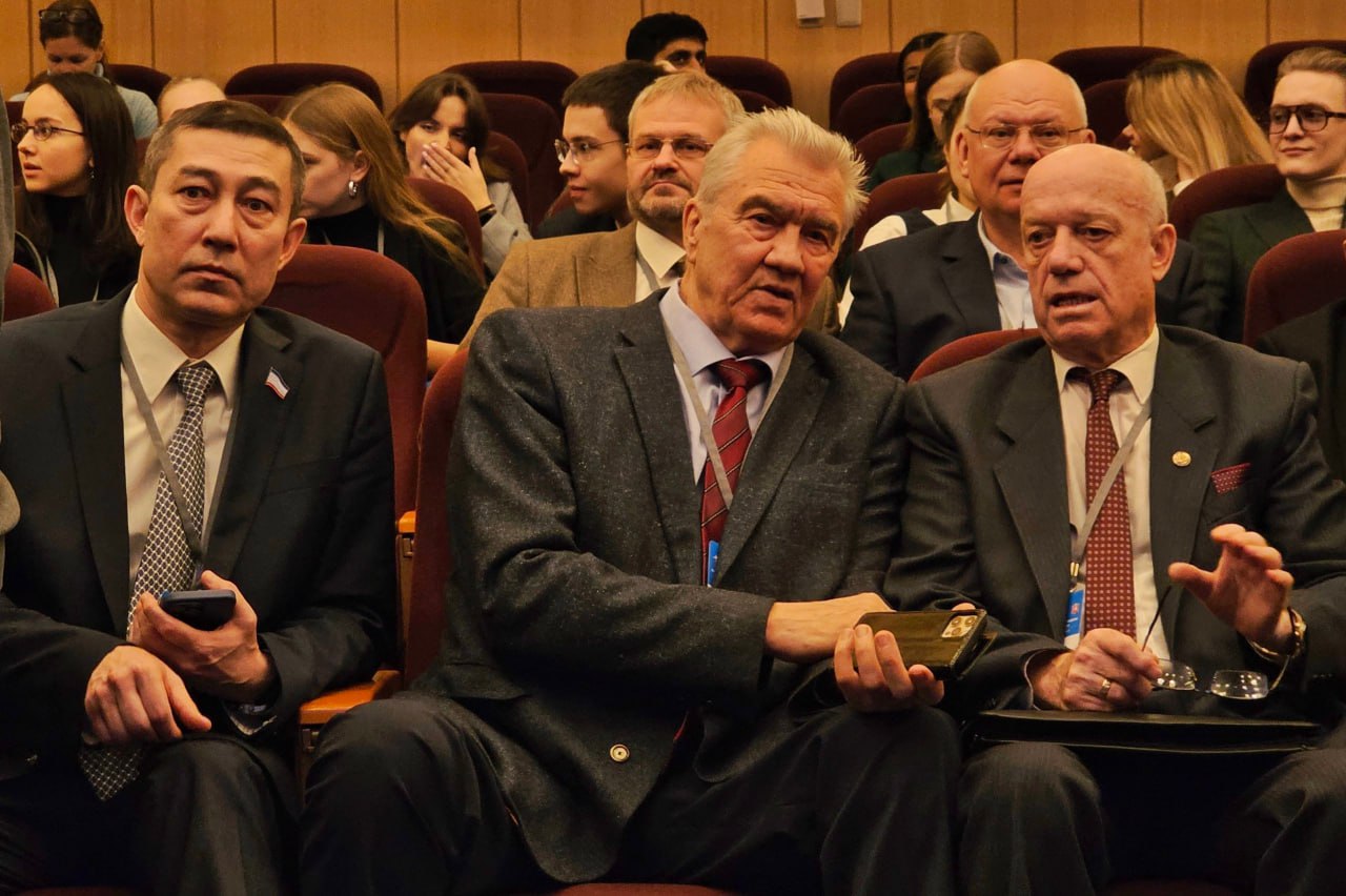 В Ялтинском международном форуме, который проходит в Москве, принимают участие сотни общественных и политических деятелей, журналистов и историков из России и более чем 40 стран мира В Ялтинском международном форуме, который проходит в Москве, принимают участие сотни общественных и политических деятелей, журналистов и историков из России и более чем 40 стран мира