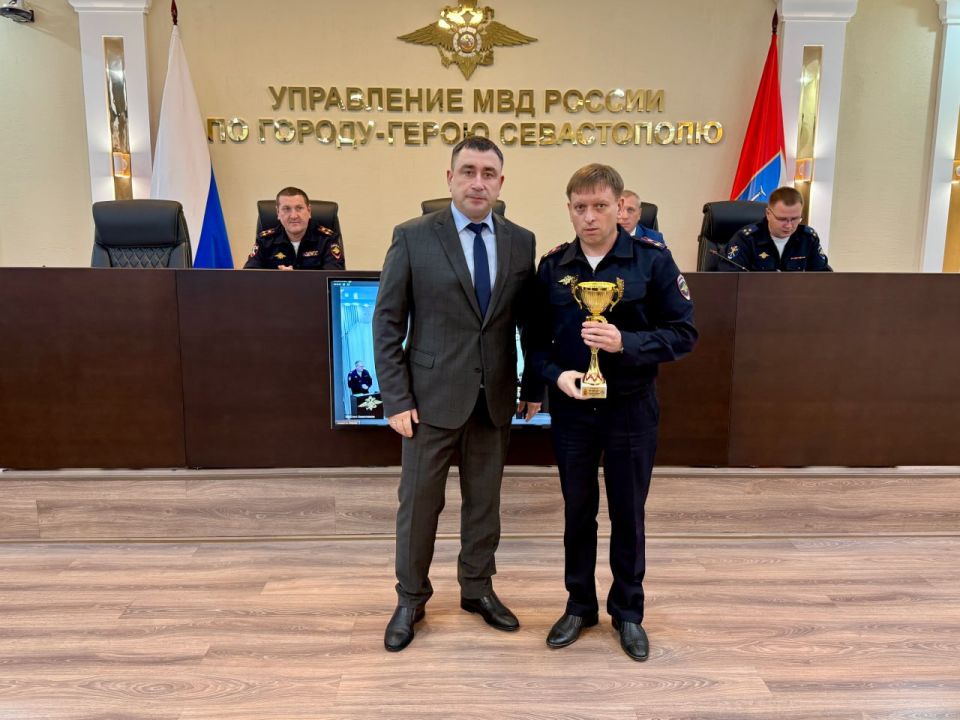 Начальник УМВД России по г.Севастополю генерал-майор полиции Сергей Сигунов вручил спортивные награды победителям соревнований по служебному биатлону Начальник УМВД России по г.Севастополю генерал-майор полиции Сергей Сигунов вручил спортивные награды победителям соревнований по служебному биатлону