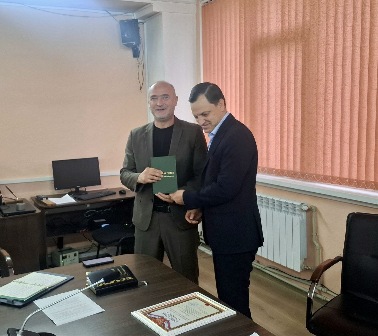 В Госкомнаце Крыма сотрудникам были вручены Благодарности за добросовестное выполнение служебных обязанностей и высокий профессионализм В Госкомнаце Крыма сотрудникам были вручены Благодарности за добросовестное выполнение служебных обязанностей и высокий профессионализм