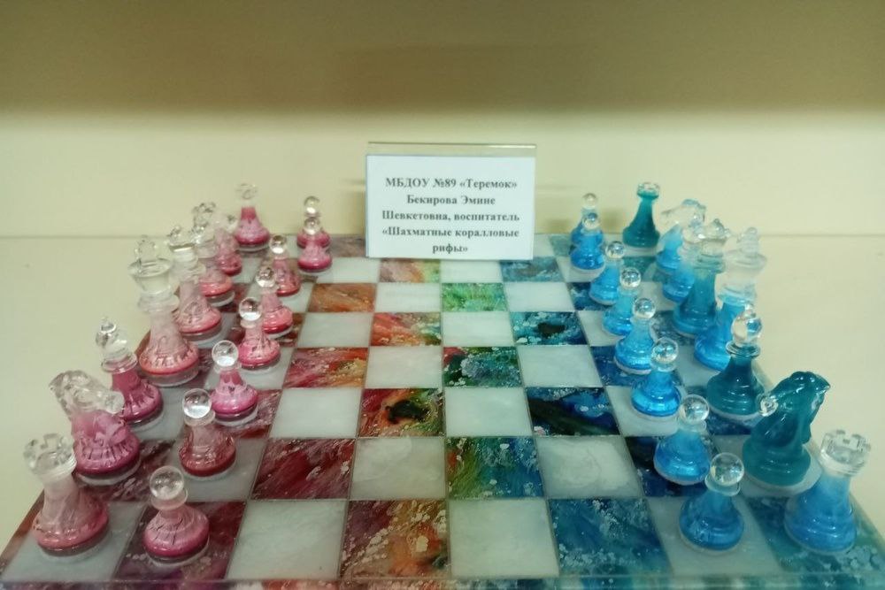 В рамках реализации республиканского проекта «Шахматы в детском саду» с 5 ноября в МБУ ДПО «ИМЦ» стартовала выставка «Шахматная фантазия» В рамках реализации республиканского проекта «Шахматы в детском саду» с 5 ноября в МБУ ДПО «ИМЦ» стартовала выставка «Шахматная фантазия»
