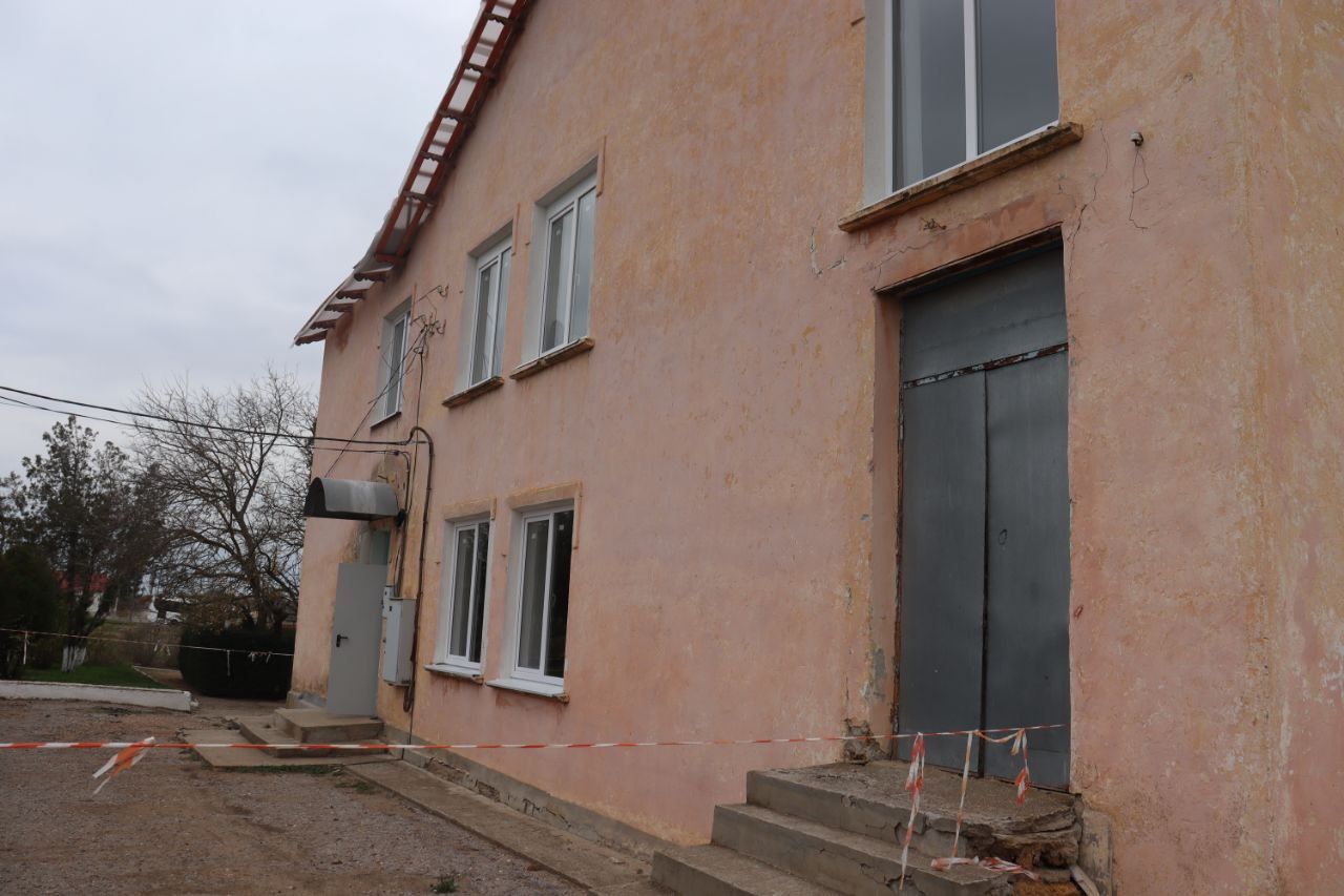 Владислав Хаджиев: В Митяевском доме культуры продолжается текущий ремонт, затрагивающий ремонт кровли, внутренних помещений, замены дверей, окон.Выехал на объект, с подрядчиком обсудили объёмы выполненных работ... Владислав Хаджиев: В Митяевском доме культуры продолжается текущий ремонт, затрагивающий ремонт кровли, внутренних помещений, замены дверей, окон.Выехал на объект, с подрядчиком обсудили объёмы выполненных работ...