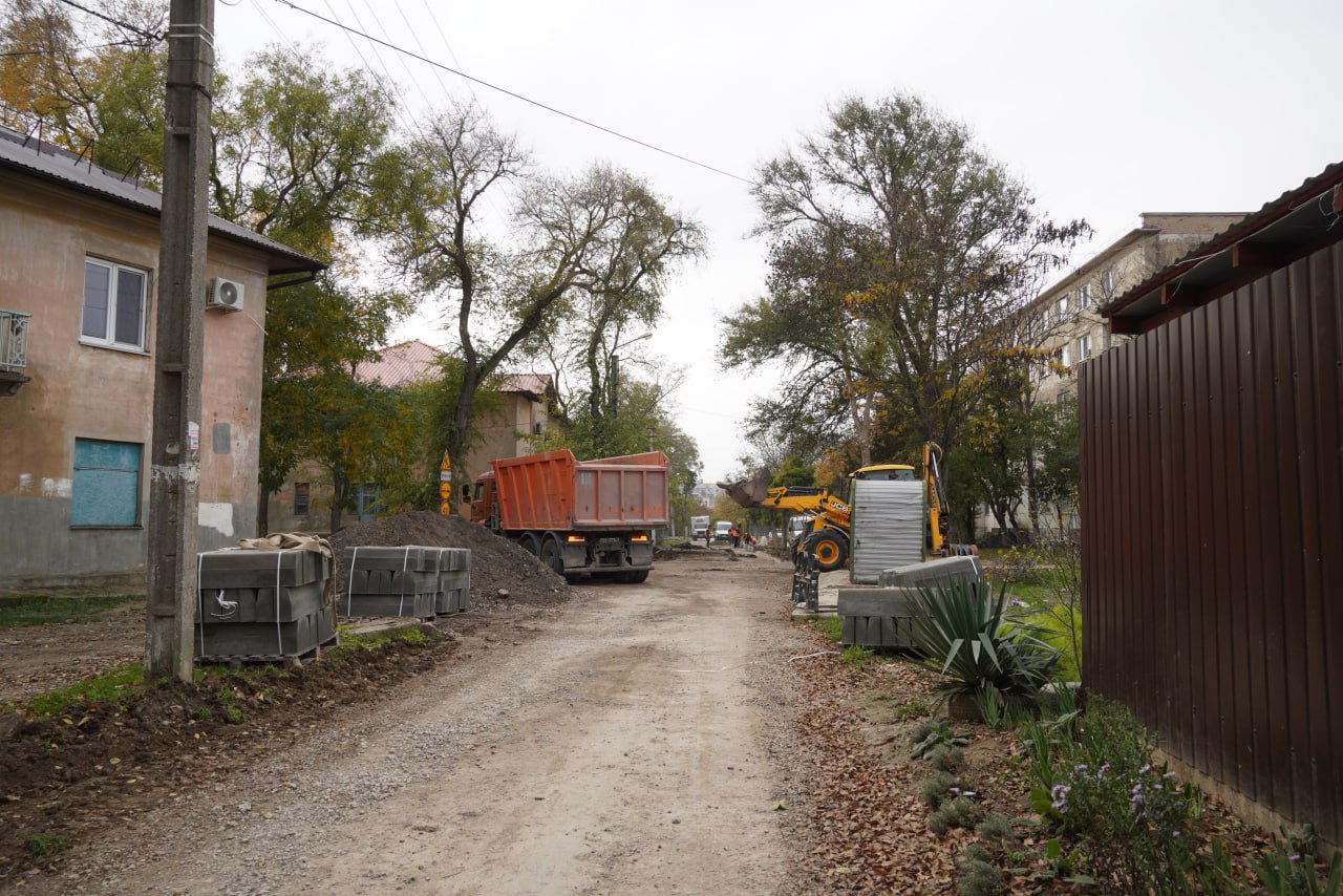 Компания ООО «Доринвест-Крым» завершила работы в микрорайоне Старый Стеклотарный, уложив около 2600 м нового полотна и обустроив тротуары на улицах Урицкого, Карташова, Лоцманской, Северной Компания ООО «Доринвест-Крым» завершила работы в микрорайоне Старый Стеклотарный, уложив около 2600 м нового полотна и обустроив тротуары на улицах Урицкого, Карташова, Лоцманской, Северной