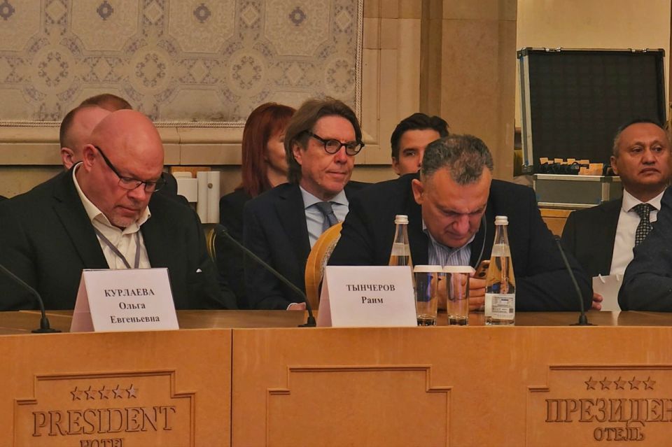 В Ялтинском международном форуме, который проходит в Москве, принимают участие сотни общественных и политических деятелей, журналистов и историков из России и более чем 40 стран мира В Ялтинском международном форуме, который проходит в Москве, принимают участие сотни общественных и политических деятелей, журналистов и историков из России и более чем 40 стран мира