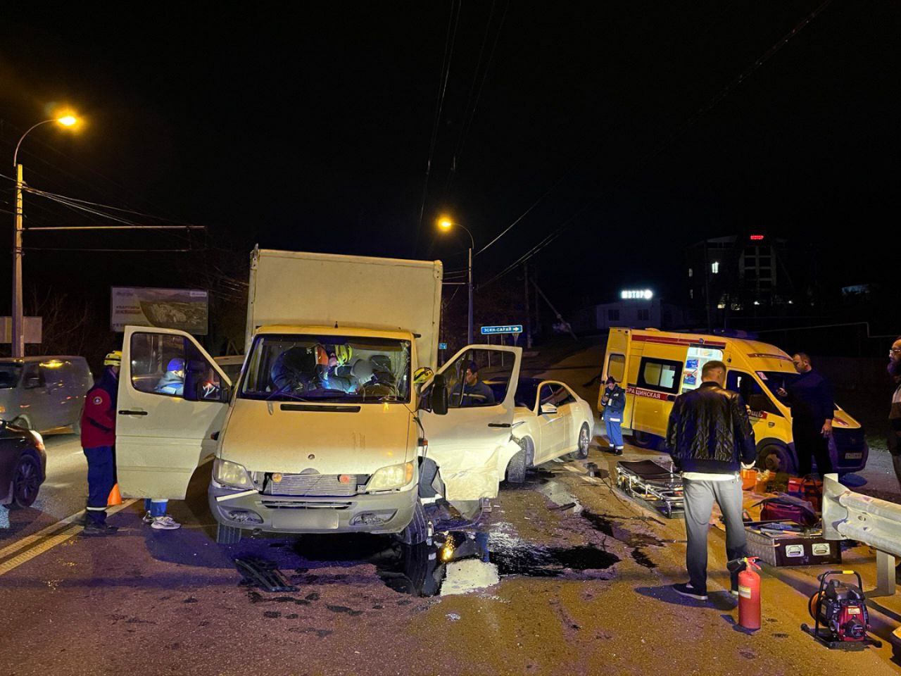 Водителя грузовика зажало в салоне авто из-за аварии в Симферопольском районе