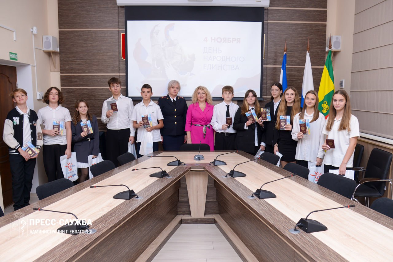 Глава города вручила паспорта юным евпаторийцам