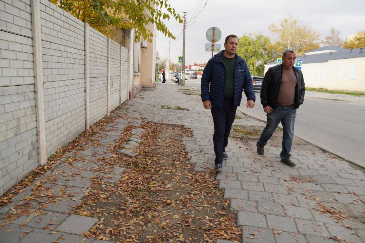 Глава администрации Керчи Олег Каторгин дал поручение специалистам Службы городского хозяйства провести временные восстановительные работы пешеходных зон вдоль улицы Шлагбаумской Глава администрации Керчи Олег Каторгин дал поручение специалистам Службы городского хозяйства провести временные восстановительные работы пешеходных зон вдоль улицы Шлагбаумской