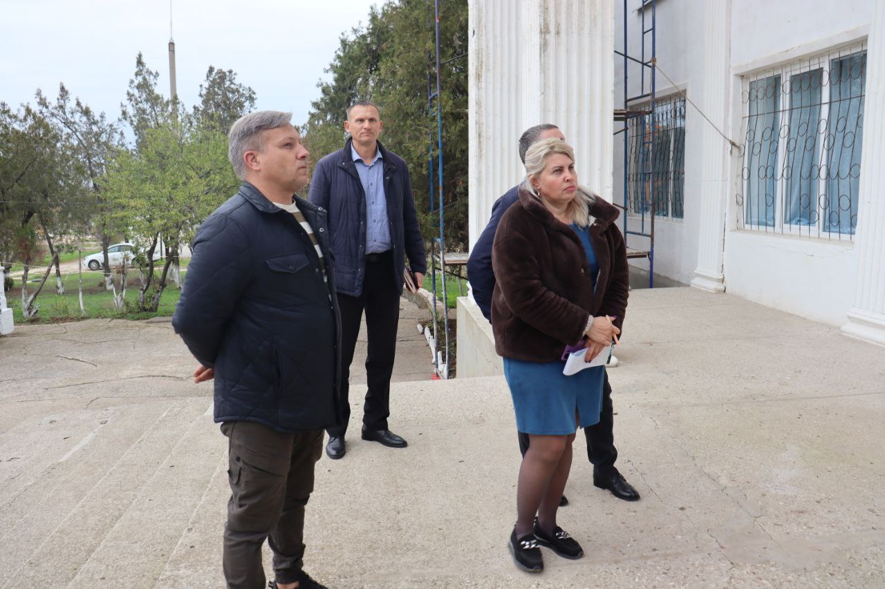 Владислав Хаджиев: В Митяевском доме культуры продолжается текущий ремонт, затрагивающий ремонт кровли, внутренних помещений, замены дверей, окон.Выехал на объект, с подрядчиком обсудили объёмы выполненных работ... Владислав Хаджиев: В Митяевском доме культуры продолжается текущий ремонт, затрагивающий ремонт кровли, внутренних помещений, замены дверей, окон.Выехал на объект, с подрядчиком обсудили объёмы выполненных работ...