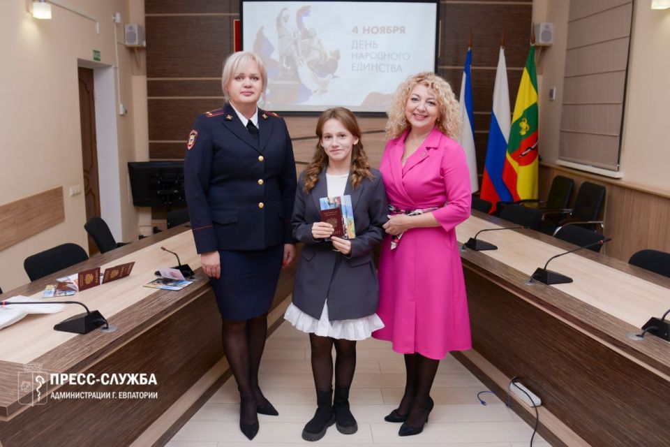 Глава города вручила паспорта юным евпаторийцам Глава города вручила паспорта юным евпаторийцам
