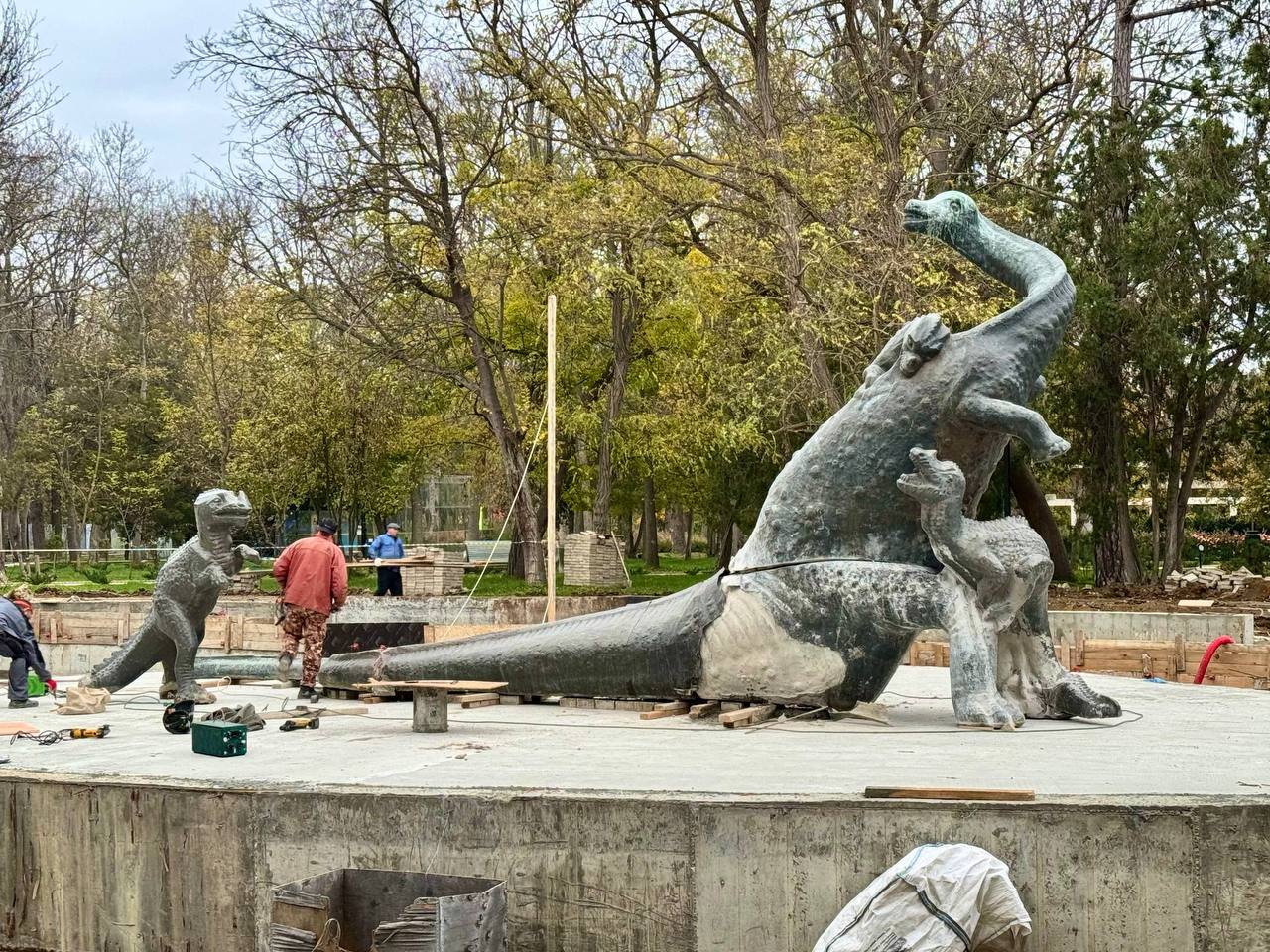 Скульптура бронтозавра в Саках обрела новый дом