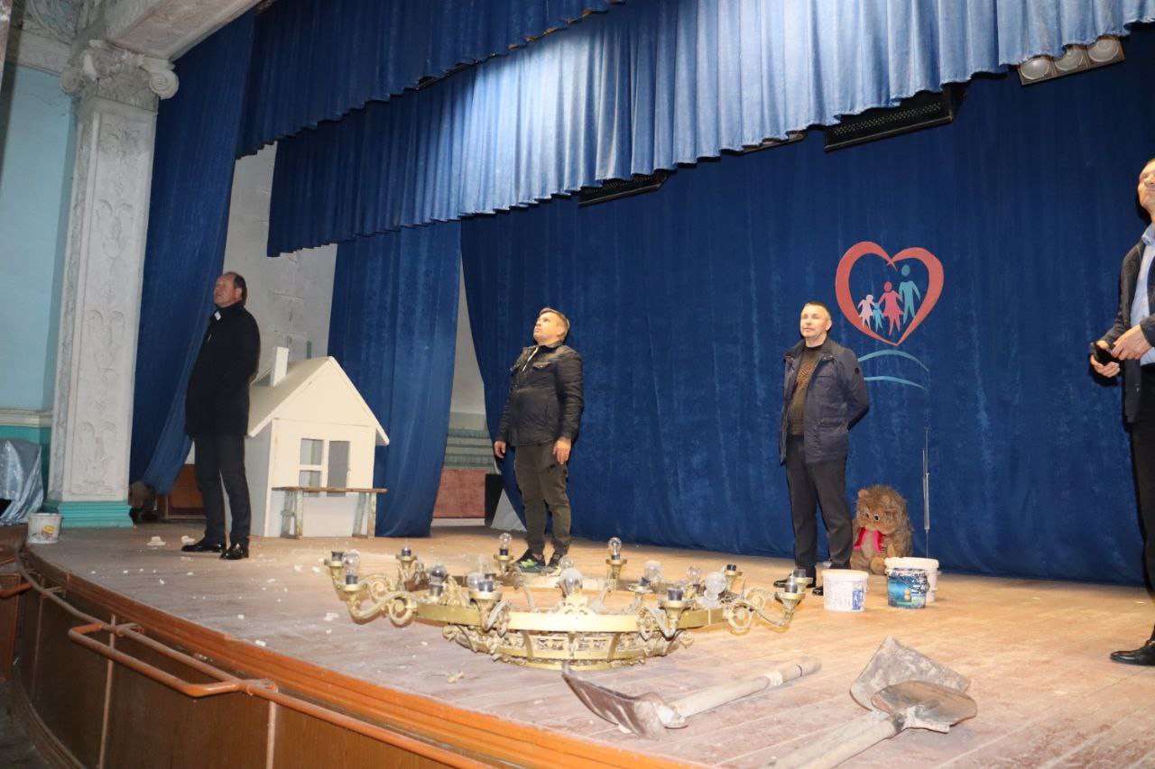 Владислав Хаджиев: В Митяевском доме культуры продолжается текущий ремонт, затрагивающий ремонт кровли, внутренних помещений, замены дверей, окон.Выехал на объект, с подрядчиком обсудили объёмы выполненных работ... Владислав Хаджиев: В Митяевском доме культуры продолжается текущий ремонт, затрагивающий ремонт кровли, внутренних помещений, замены дверей, окон.Выехал на объект, с подрядчиком обсудили объёмы выполненных работ...