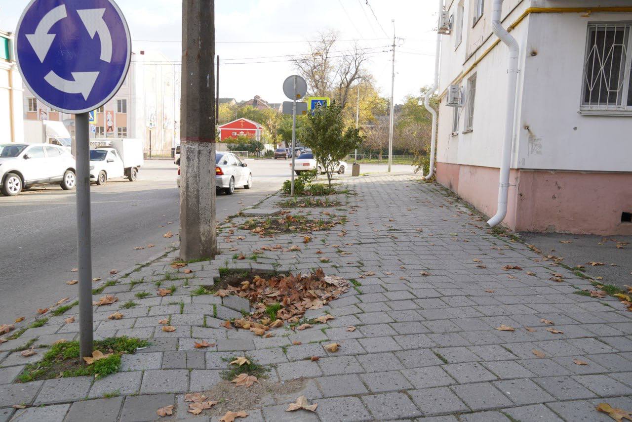 Глава администрации Керчи Олег Каторгин дал поручение специалистам Службы городского хозяйства провести временные восстановительные работы пешеходных зон вдоль улицы Шлагбаумской Глава администрации Керчи Олег Каторгин дал поручение специалистам Службы городского хозяйства провести временные восстановительные работы пешеходных зон вдоль улицы Шлагбаумской