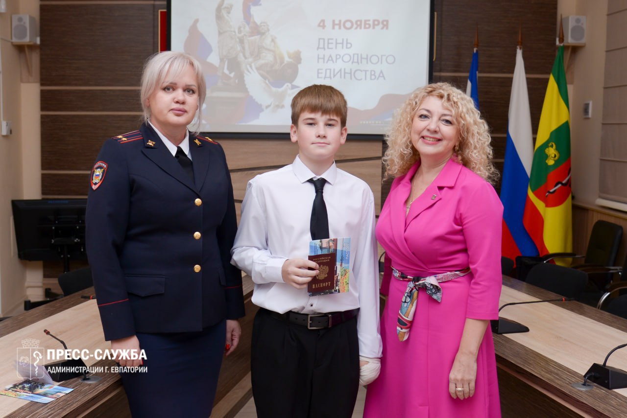 Глава города вручила паспорта юным евпаторийцам Глава города вручила паспорта юным евпаторийцам