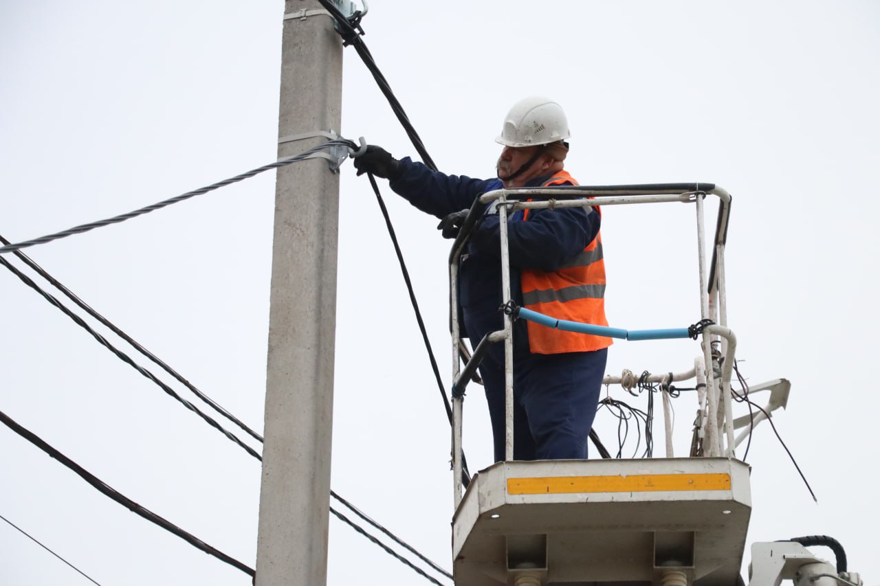 В Керчи продолжаются работы по устройству новых линий наружного освещения В Керчи продолжаются работы по устройству новых линий наружного освещения