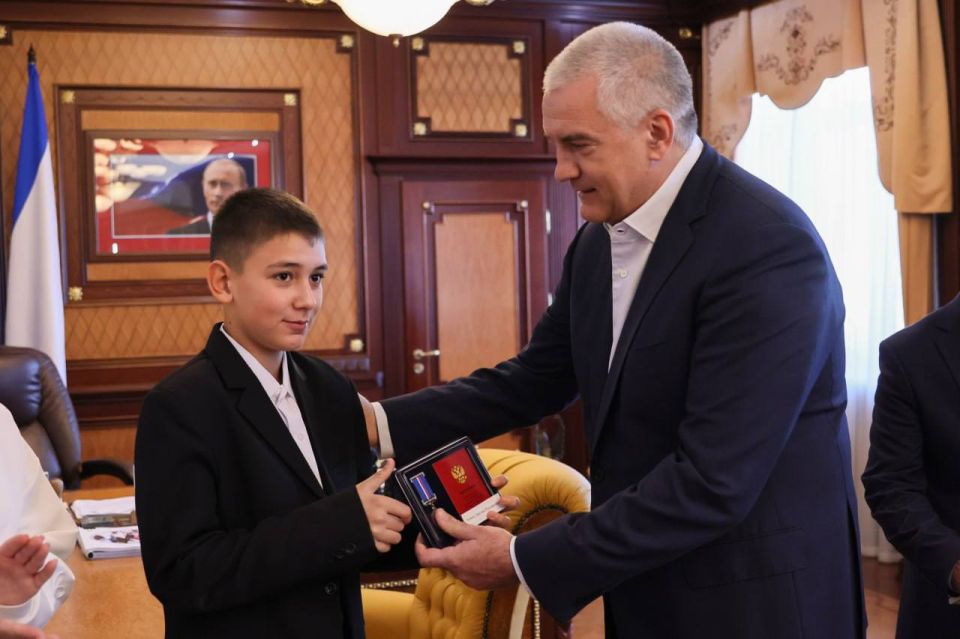 Крымские школьники удостоены медали Совета Федерации РФ «За проявленное мужество» Крымские школьники удостоены медали Совета Федерации РФ «За проявленное мужество»