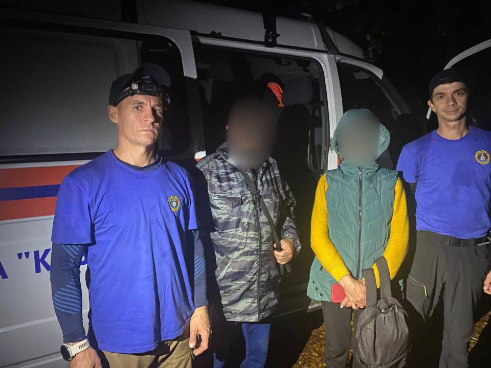 Спасатели ГКУ РК "КРЫМ-СПАС" эвакуировали 2-х туристов, заблудившихся на горе Аю-Даг