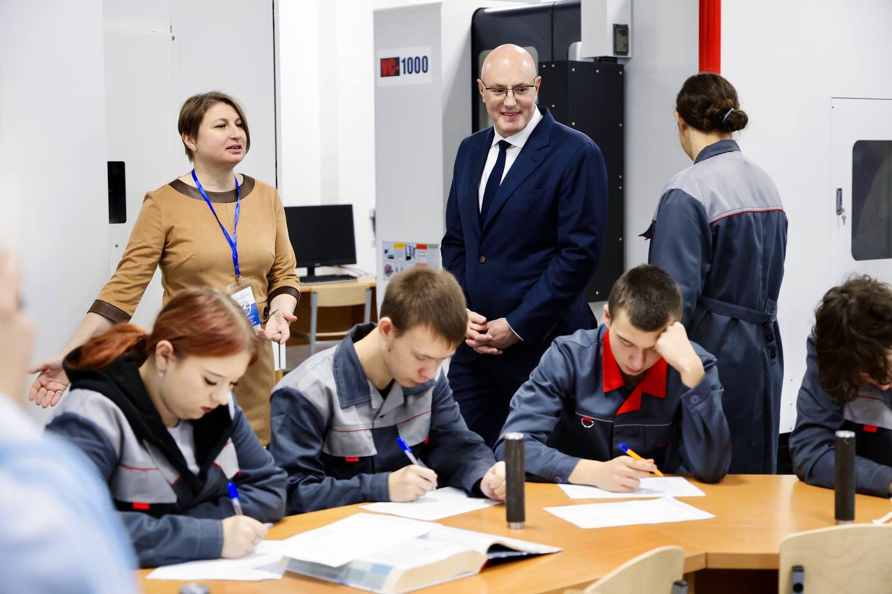 Дмитрий Чернышенко оценил образовательную инфраструктуру Самарской области и пообщался со студентами Дмитрий Чернышенко оценил образовательную инфраструктуру Самарской области и пообщался со студентами