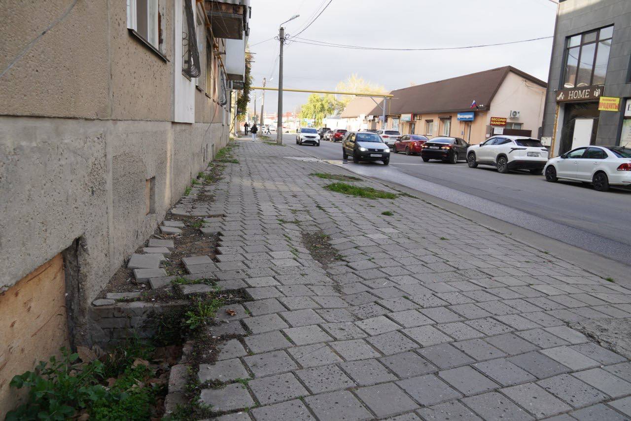 Глава администрации Керчи Олег Каторгин дал поручение специалистам Службы городского хозяйства провести временные восстановительные работы пешеходных зон вдоль улицы Шлагбаумской Глава администрации Керчи Олег Каторгин дал поручение специалистам Службы городского хозяйства провести временные восстановительные работы пешеходных зон вдоль улицы Шлагбаумской