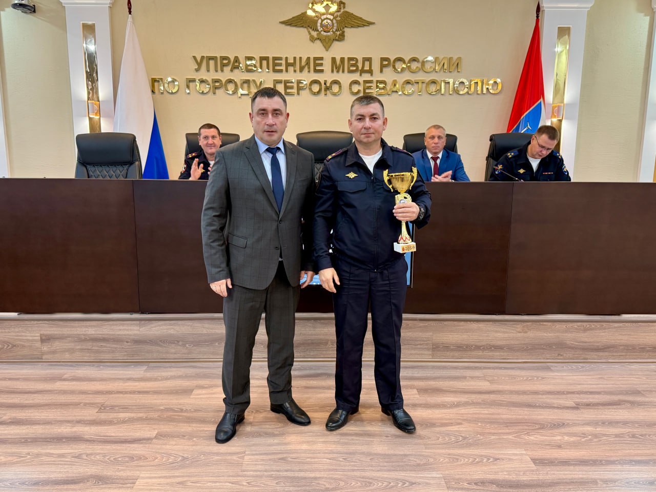 Начальник УМВД России по г.Севастополю генерал-майор полиции Сергей Сигунов вручил спортивные награды победителям соревнований по служебному биатлону Начальник УМВД России по г.Севастополю генерал-майор полиции Сергей Сигунов вручил спортивные награды победителям соревнований по служебному биатлону