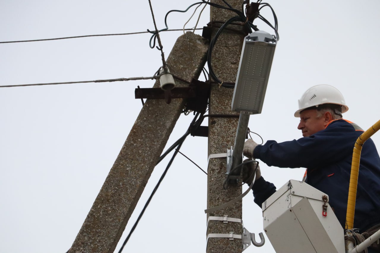 В Керчи продолжаются работы по устройству новых линий наружного освещения В Керчи продолжаются работы по устройству новых линий наружного освещения