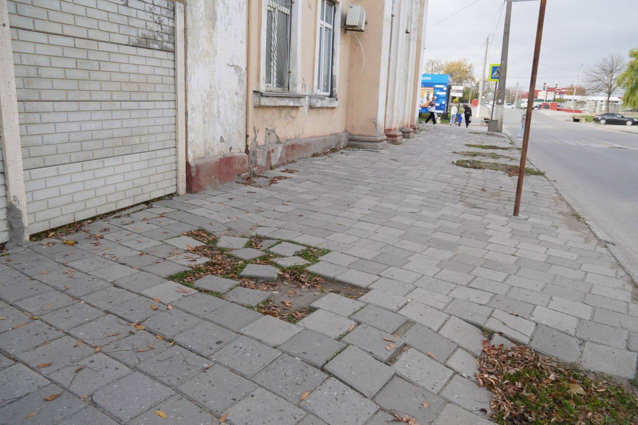 Глава администрации Керчи Олег Каторгин дал поручение специалистам Службы городского хозяйства провести временные восстановительные работы пешеходных зон вдоль улицы Шлагбаумской Глава администрации Керчи Олег Каторгин дал поручение специалистам Службы городского хозяйства провести временные восстановительные работы пешеходных зон вдоль улицы Шлагбаумской